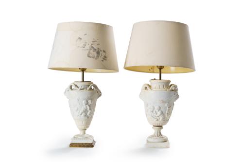 156   -  <p><span class="object_title">Pareja de jarrones de estilo neoclásico en biscuit adaptadas a lámpara de sobremesa con decoración de escenas con "putti" y asas a modo de cabezas de carnero. </span><br></p>