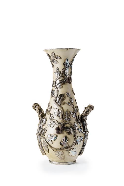 190   -  <p><span class="object_title">Jarrón con asas en cerámica con decoración en relieve de hojas de para y uvas y detalles en plateado, C.1850.</span><br></p>