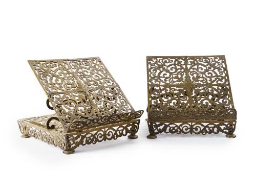 220   -  <p><span class="object_title">Pareja de atriles en bronce dorado y calado. S. XIX. Ajustables. </span><br></p>