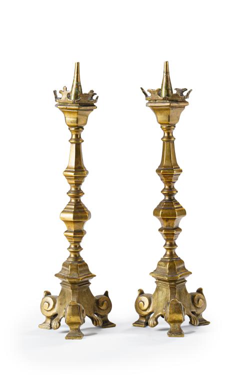 200   -  <p><span class="object_title">Pareja de hacheros holandeses barrocos, S. XVIII, en bronce dorado con fustes moldurados y pies de tripode. Remates apuntados. </span><br></p>