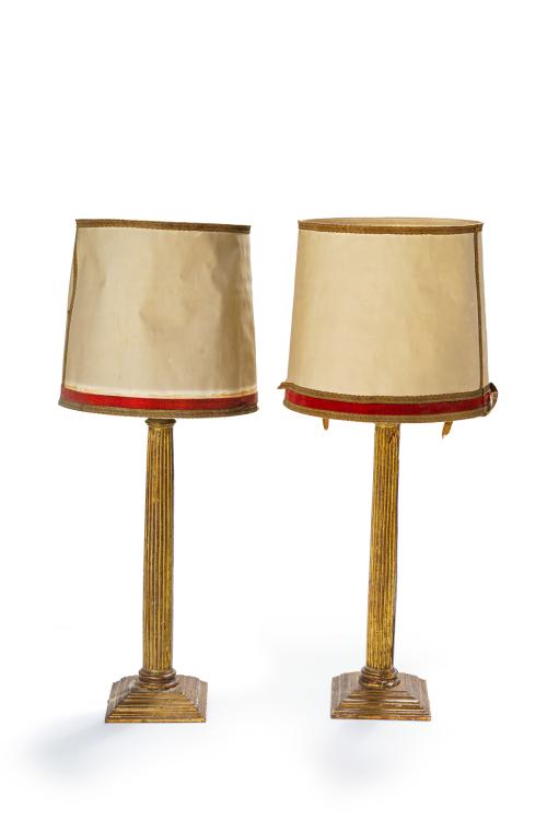 229   -  <p><span class="object_title">Pareja de lámparas de sobremesa con fustes acanalados y capiteles corintios, sobre bases escalonadas cuadradas. </span><br></p>