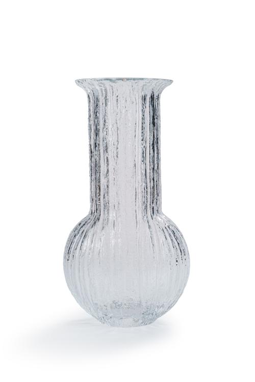 598   -  <p><span class="object_title">TIMO SARPANEVA (1926-2006) para Littala (Finlandia). C. 1965.<br/>Jarrón de cuello alto y cuerpo globular en cristal moldeado con textura granulada. </span><br></p>