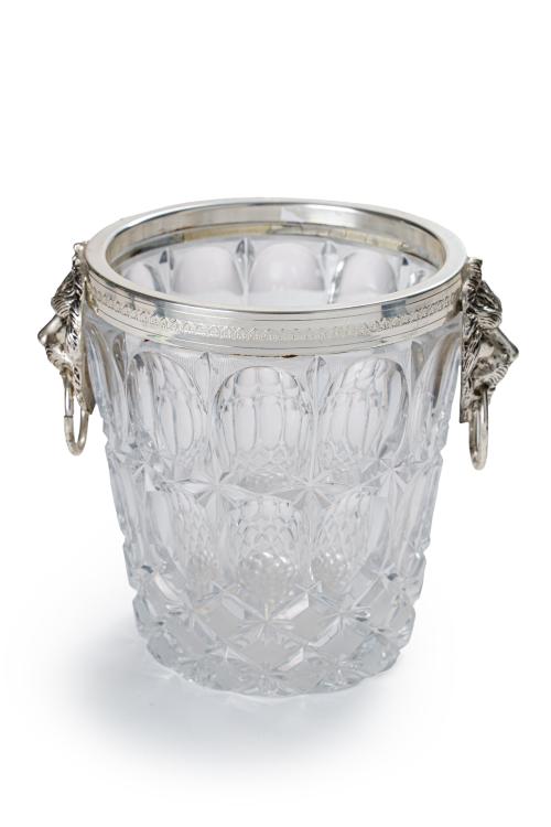 171   -  <p><span class="object_title">Hielera en cristal moldeado y tallado con embocadura y asas en forma de cabeza de león con argollas en plateado.  </span><br></p>