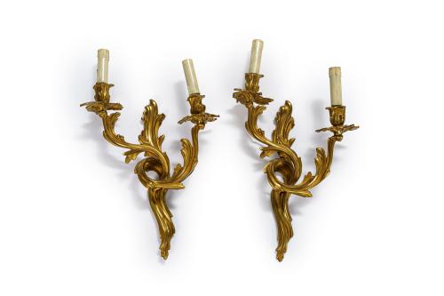 Pareja de apliques de dos luces estilo Luis XV, en bronce d