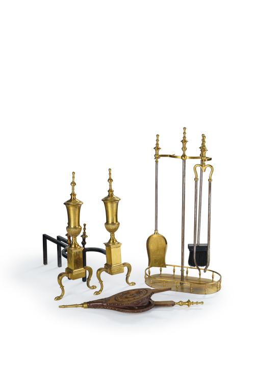 238   -  <p><span class="object_title">Antiguo juego de morillos en bronce dorado con forma de copa gallonada y atizadores en bronce dorado en su soporte. </span><br></p>