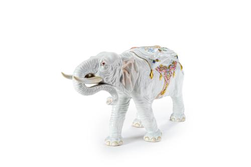 29   -  <p><span class="object_title">JOSÉ MARÍA ÁLVAREZ, España, 2ª mitad del S. XX. <br/>Elefante en porcelana de estilo oriental. Con marcas.</span><br></p>