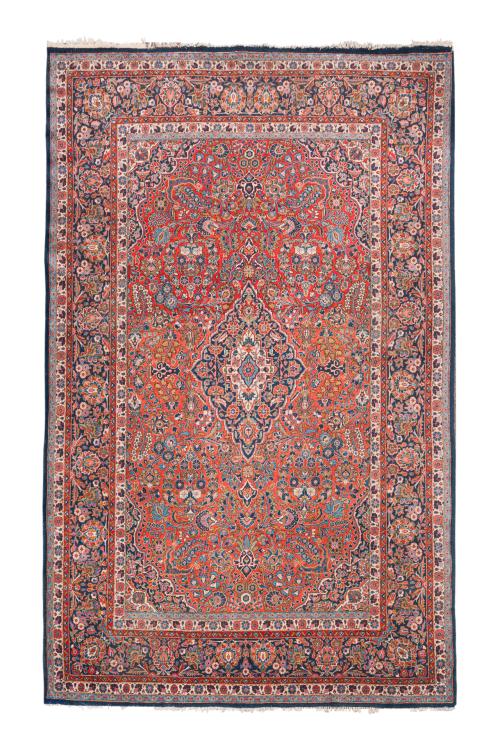 147   -  <p><span class="object_title">Alfombra persa en lana con profusa decoración vegetal y centro romboidal sobre campo marrón.</span><br></p>