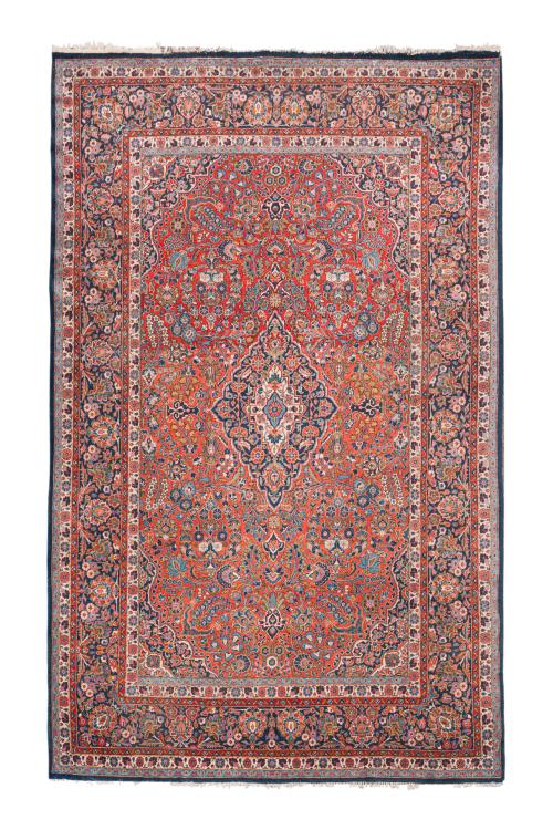 139   -  <p><span class="object_title">Alfombra persa en lana con profusa decoración vegetal y centro romboidal sobre campo marrón.</span><br></p>