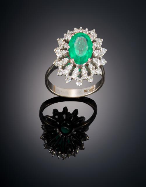 883   -  <p><span class="object_title">SORTIJA ESMERALDA CON DIAMANTES</span></p>