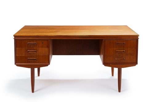 653   -  <p><span class="object_title">Escritorio bilateral danés de los años 60 en madera de teka.</span><br></p>