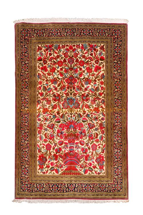 138   -  <p><span class="object_title">Alfombra Isfahan en lana y seda. Campo con representación del árbol de la vida en tonos rosas sobre campo beige y cenefa en marrón. </span><br></p>