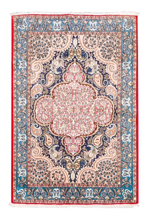 141   -  <p><span class="object_title">Alfombra persa Ghom en lana y seda. Centro polilobulado sobre campo beige y cenefa en azul con decoración vegetal.</span><br></p>