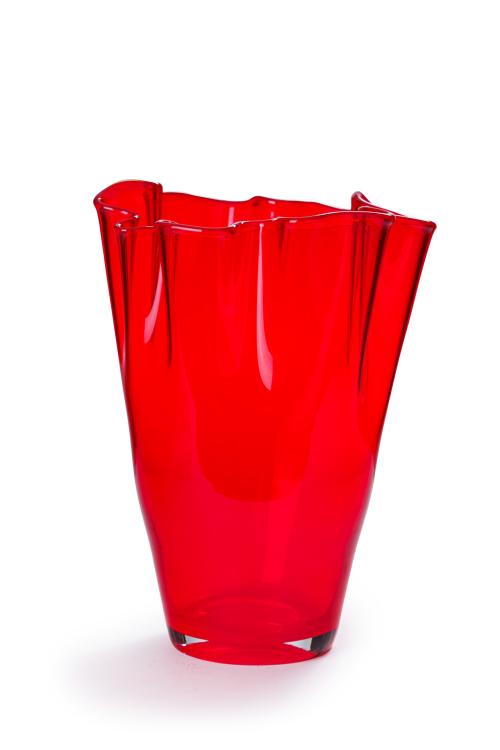 634   -  <p><span class="object_title">Jarrón de boca ondulante en cristal rojo "Fazoletto", Italia, años 70.</span><br></p>