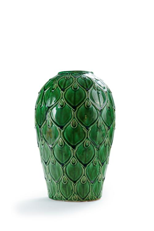 657 - <p><span class="object_title">Jarrón globular de hojas en cerámica esmaltada en verde. Posiblemente Italia, años 60. </span><br></p>
