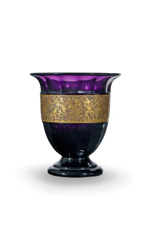 144   -  <p><span class="object_title">MOSER. REPÚBLICA CHECA. Ppios S. XX.<br/>Jarrón en cristal amatista, con friso dorado y decoración intrincada de escenas clásicas. <br/>Marcas en la base: "Mose Karlsbad, Czecho Slovakia".<br/></span><br></p>