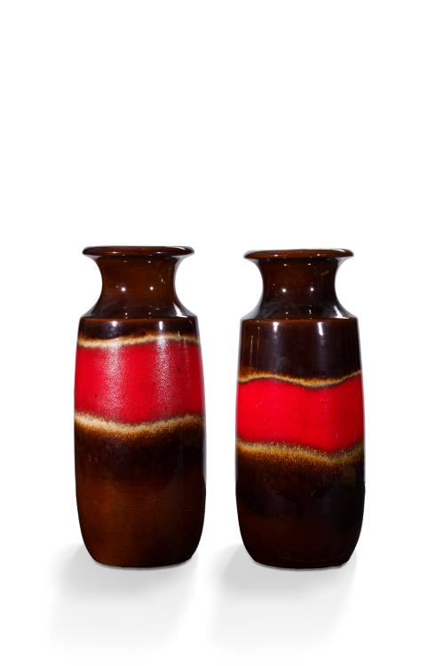 614   -  <p><span class="object_title">Pareja de jarrones en "cerámica lava" vidriada en tonos marrón y rojo, posiblemente fabricados por Scheurich, Alemania, años 70. </span><br></p>