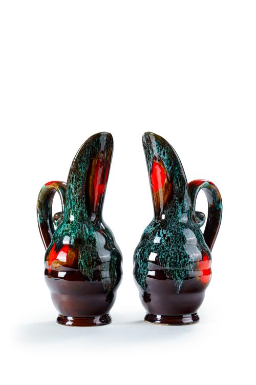 611   -  <p><span class="object_title">VALLAURIS. FRANCIA. Años 60.<br/>Pareja de jarras en cerámica con esmaltes en goteo rojo y verde. Con marcas.</span><br></p>