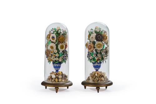 122   -  <p><span class="object_title">Pareja de jarrones con ramilletes realizados con conchas y telas en sus fanales. Mallorca, ppios S. XIX.</span><br></p>