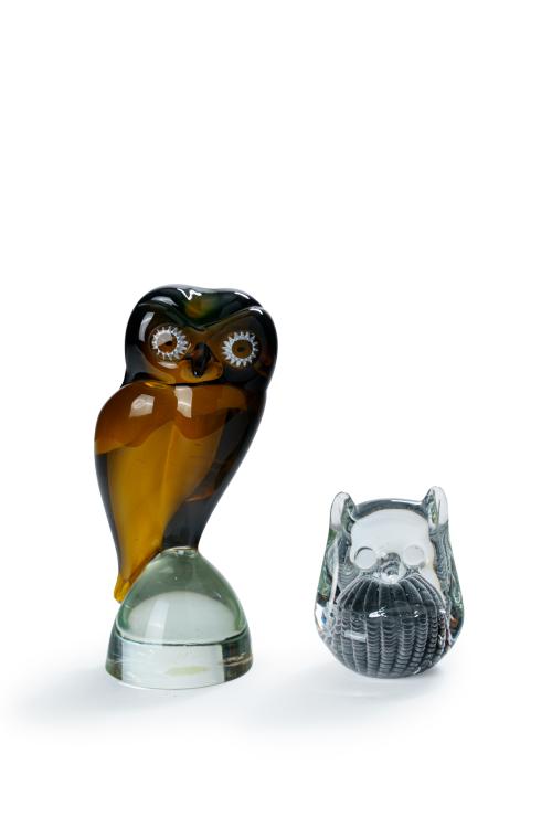 643   -  <p><span class="object_title">Lote de dos simpáticos búhos en cristal centroeuropeo en tonos melados y en su color. <br/>Uno de ellos Murano, y el más pequeño en cristal sueco firmado F.M Ronneby y fechado en 1969. </span><br></p>