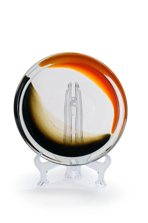 636   -  <p><span class="object_title">Centro de mesa en cristal bicolor, posiblemente Murano. Firmado ilegible y fechado en 1973.</span><br></p>