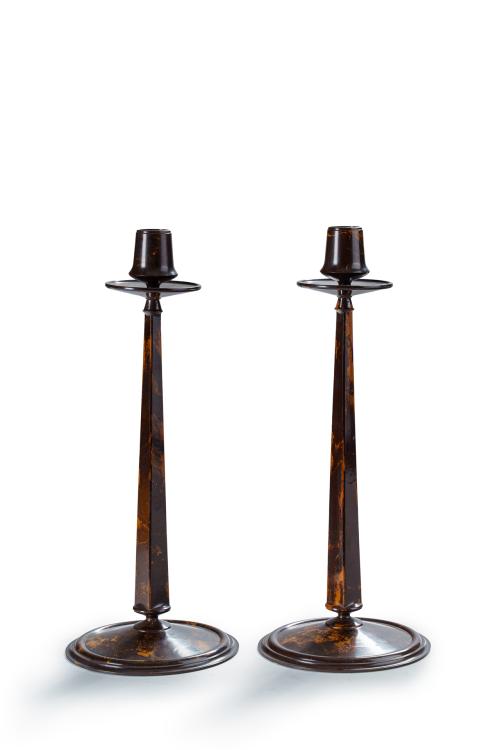612   -  <p><span class="object_title">Pareja de candeleros de estilo art decó en baquelita. Siguiendo modelos de Charles Rennie Mackintosh.<br/>Con marcas: "Linsden ware".</span><br></p>