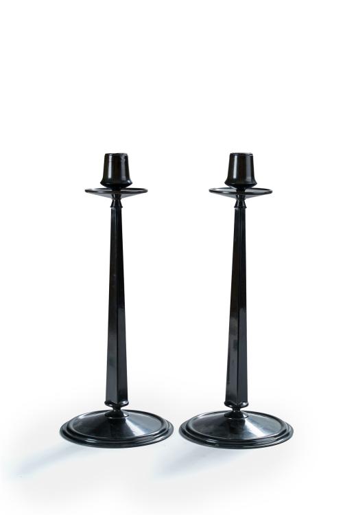 635   -  <p><span class="object_title">Pareja de candeleros estilo Art Decó en baquelita. Siguiendo modelos de Charles Renie Mackintosh. <br/>Con marcas: "Linsden-ware"</span><br></p>