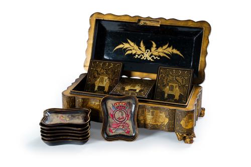 3   -  <p><span class="object_title">Caja para juegos de naipes en madera tallada, lacada y dorada. China, finales S.XIX.<br/>Tapa con naipes e interior compartimentado con diferentes bandejas. Profusa decoración vegetal y escenas cotidianas en reserva. Con llave.</span><br></p>