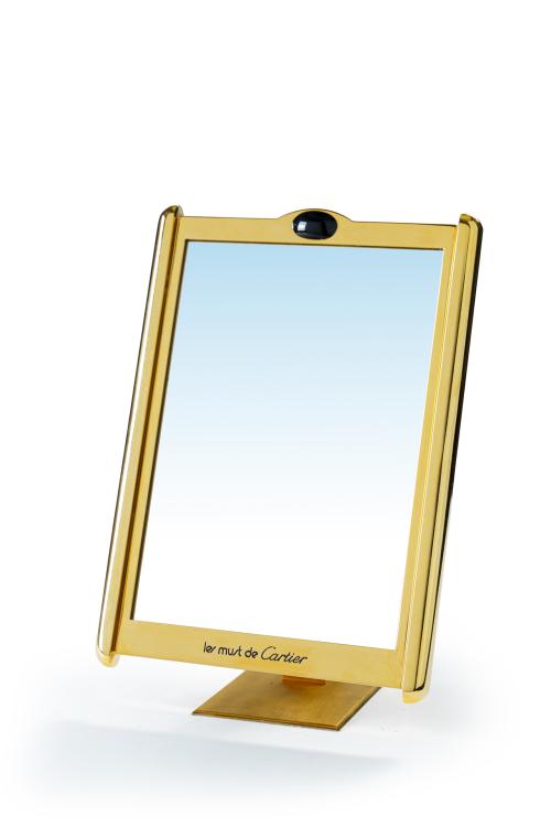 98   -  <p><span class="object_title">CARTIER. "Le must de Cartier".<br/>Espejo de tocador vintage "Cartier Classic Tank Pivotal Axis" chapado en oro, C. 1970.</span><br></p>