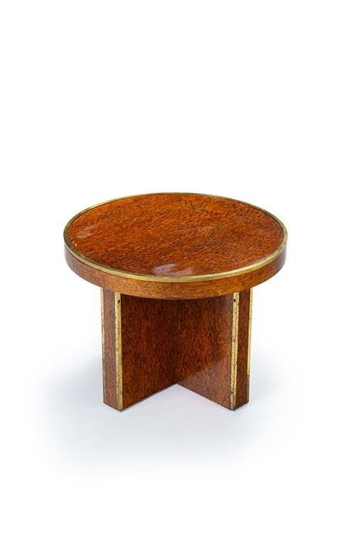 658   -  <p><span class="object_title">SIGUIENDO MODELOS DE WILLY RIZZO. <br/>Mesa baja de centro circular de estilo modernista en madera chapada de raíz con filos dorados. </span><br></p>
