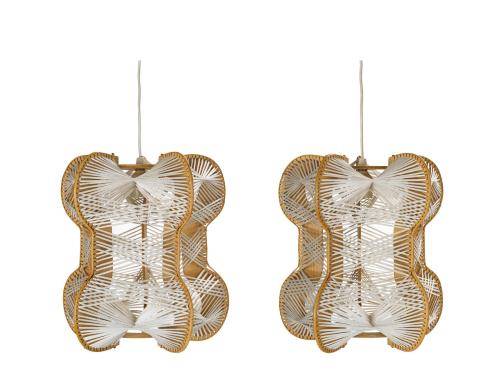 590   -  <p><span class="object_title">Pareja de lámparas de techo vintage, de estilo nódico, en madera y rafia. Años 70.</span><br></p>