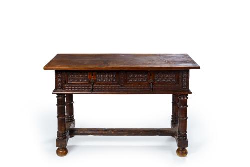 210   -  <p><span class="object_title">Mesa castellana en madera de nogal tallada con decoración vegetal y geométrica, S. XVII.</span><br></p>