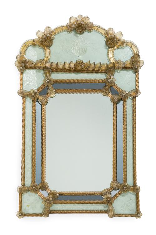 65   -  <p><span class="object_title">Espejo en cristal de Murano dorado y en su color, finales S. XIX y posterior. </span><br></p>