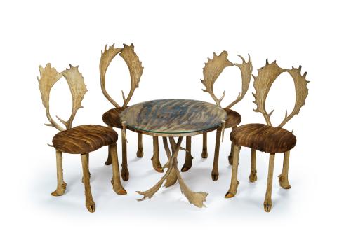 244   -  <p><span class="object_title">Mesa y sillas de caza, Suecia, años 50.<br/>Realizadas en asta y patas de alce. Asientos en piel. </span><br></p>