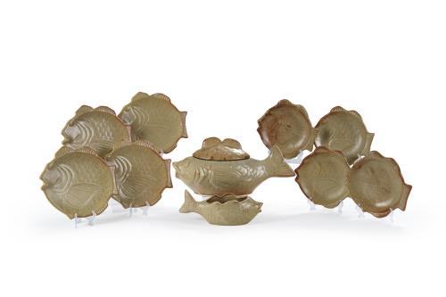610   -  <p><span class="object_title">VALLAURIS-FRANCIA.<br/>Vajilla vintage para pescado en loza esmaltada verde con platos y recipientes en forma de peces. Con marcas.</span><br></p>