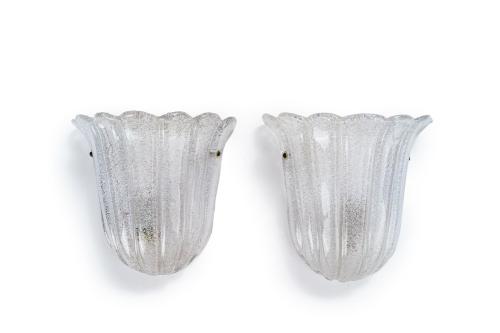 593 - <p><span class="object_title">BAROVIER & TOSO. C. 1960.<br/>Pareja de apliques en vidrio esmerilado de Murano en forma de concha.</span><br></p>