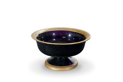 145   -  <p><span class="object_title">MOSER. REPÚBLICA CHECA. Ppios S.XX.<br/>Frutero con pie circular en cristal amatista con frisos dorados con decoración intrincada. <br/>Marcas en la base: "Mose Karlsbad, Czecho Slovakia".<br/></span><br></p>