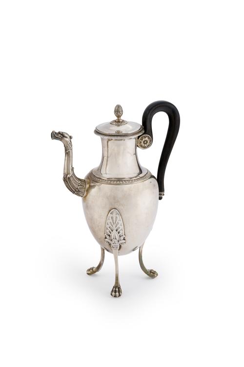88   -  <p><span class="object_title">Cafetera en plata punzonada primer Imperio, Francia, C.1820.</span><br></p>