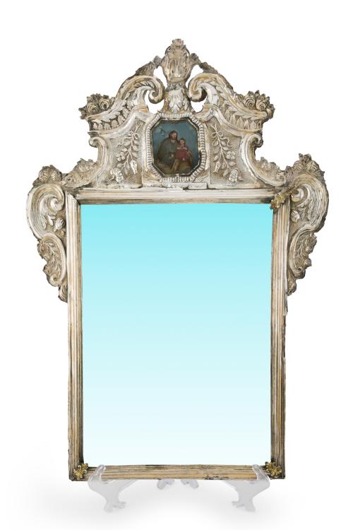 218   -  <p><span class="object_title">Espejo-cornucopia en plata repujada, S. XVIII.<br/>Gran copete barroco con miniatura pintada en cristal de San José con el Niño. </span><br></p>