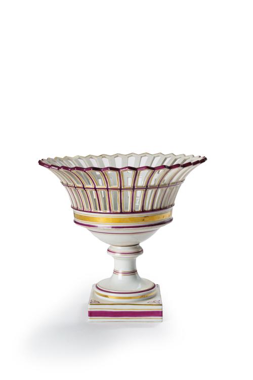 152   -  <p><span class="object_title">Centro-frutero en porcelana esmaltada Viejo Paris, S. XIX. </span><br></p>