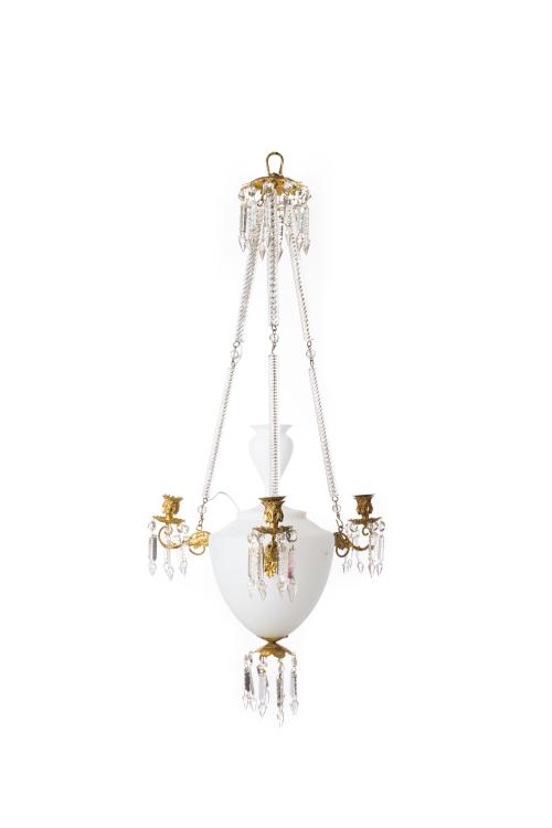 124   -  <p><span class="object_title">Lámpara de techo tipo quinqué, época Napoléon III, C. 1850.<br/>Centro en opalina y brazos en cristal de roca y latón dorado, posiblemente Baccarat. Con pinjantes facetados.</span><br></p>