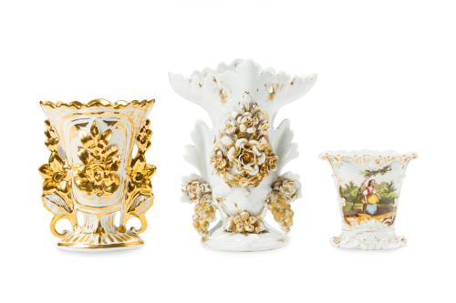 110   -  <p><span class="object_title">Lote de tres jarrones en porcelana isabelina s. XIX. </span><br></p>
