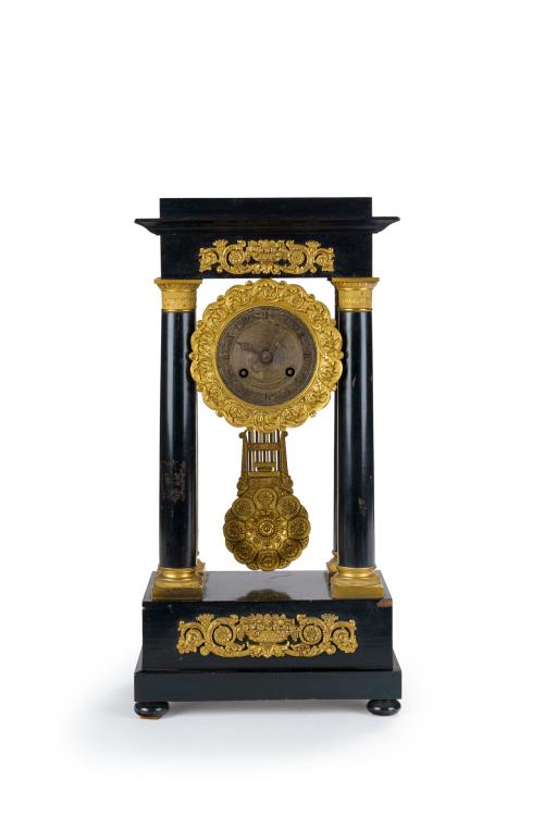 184   -  <p><span class="object_title">Reloj de pórtico Carlos X, Francia, S. XIX. En bronce dorado y madera ebonizada. Con péndulo y mecanismo cuerda a llave.  </span><br></p>