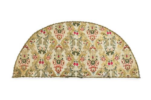 204   -  <p><span class="object_title">Manto del siglo XVIII brocado con hilos de plata y oro y sedas de colores formando motivos florales.</span><br></p>