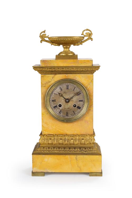 125   -  <p><span class="object_title">Reloj de sobremesa en mármol de Siena con aplicaciones en bronce dorado, época Restauración, finales S. XIX.<br/></span><br></p>
