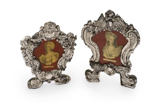 211   -  <p><span class="object_title">Pareja de sacras en madera con frente recubierto en plata cincelada, S. XIX. <br/></span><br></p>