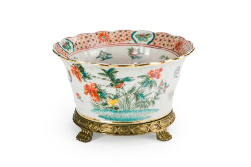 25   -  <p><span class="object_title">Centro francés en porcelana de estilo oriental sobre soporte en bronce dorado. Firmado. S. XX.</span><br></p>