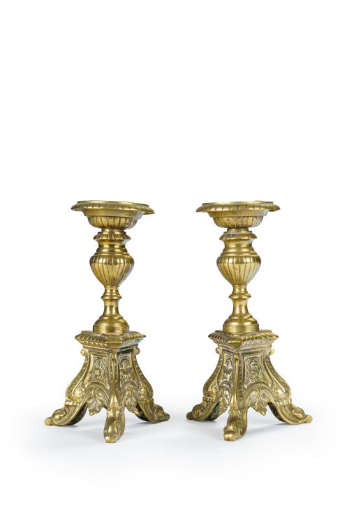 215   -  <p><span class="object_title">Pareja de antiguos candeleros de altar en bronce dorado. Decoración gallonada y detalles relevados.</span><br></p>