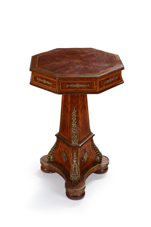 159   -  <p><span class="object_title">Velador en madera tallada con aplicaciones de bronce dorado. C. 1900.</span><br></p>