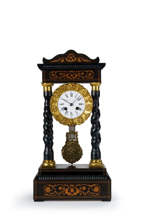 99   -  <p><span class="object_title">Reloj de pórtico en madera tallada y ebonizada. Francia, S.XIX</span><br></p>