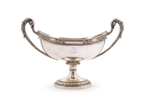 185   -  <p><span class="object_title">Centro de mesa en forma de copa con asas vegetales en plata de ley 916.</span><br></p>